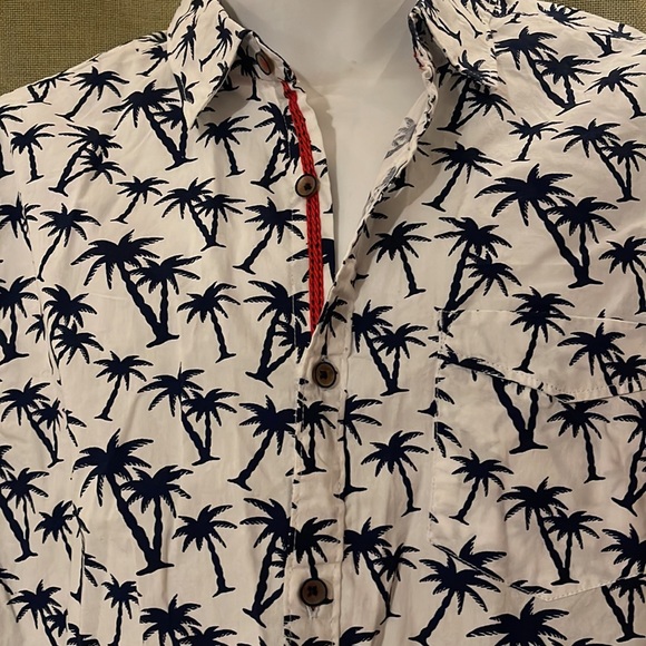 Across The Pond Men’s Large Collared Button Up Shirt with Palm Trees - Picture 2 of 6